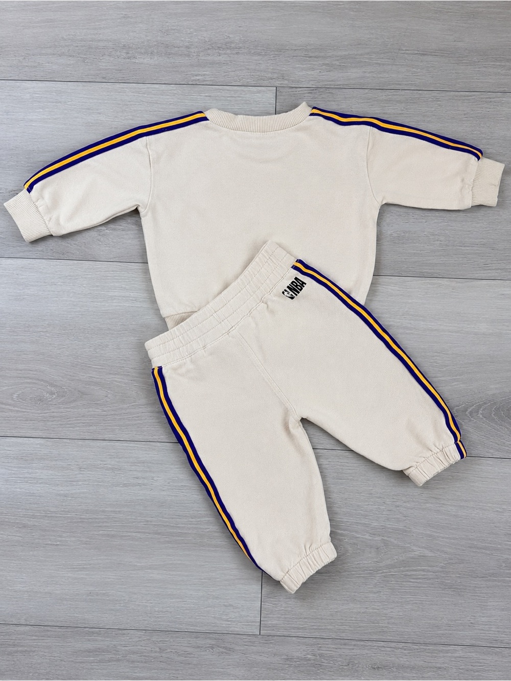 NBA Baby Set 3-6M Cream Los Angeles Lakers Sweatshirt Joggers - Picture 2 of 2